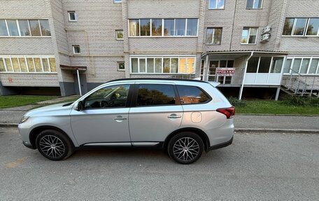 Mitsubishi Outlander III рестайлинг 3, 2021 год, 2 900 000 рублей, 3 фотография