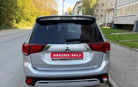 Mitsubishi Outlander III рестайлинг 3, 2021 год, 2 900 000 рублей, 2 фотография