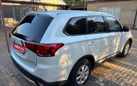 Mitsubishi Outlander III рестайлинг 3, 2015 год, 1 670 000 рублей, 4 фотография