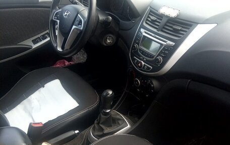 Hyundai Solaris II рестайлинг, 2012 год, 650 000 рублей, 5 фотография