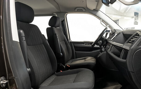 Volkswagen Caravelle T6 рестайлинг, 2017 год, 3 535 000 рублей, 23 фотография