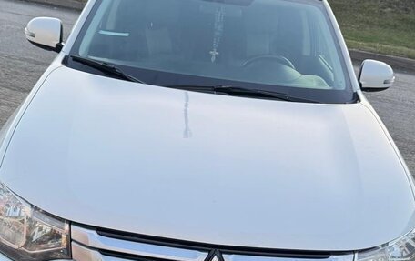 Mitsubishi Outlander III рестайлинг 3, 2014 год, 1 470 000 рублей, 3 фотография