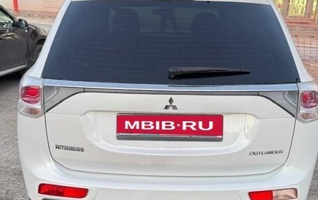 Mitsubishi Outlander III рестайлинг 3, 2014 год, 1 470 000 рублей, 2 фотография