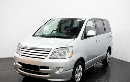 Toyota Noah III, 2004 год, 915 000 рублей, 1 фотография