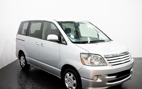 Toyota Noah III, 2004 год, 915 000 рублей, 3 фотография