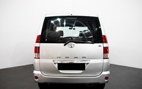 Toyota Noah III, 2004 год, 915 000 рублей, 4 фотография