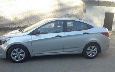 Hyundai Solaris II рестайлинг, 2015 год, 1 100 000 рублей, 2 фотография