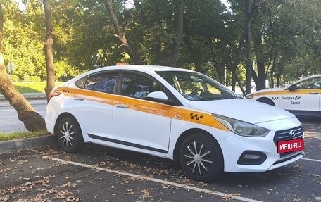 Hyundai Solaris II рестайлинг, 2017 год, 650 000 рублей, 3 фотография