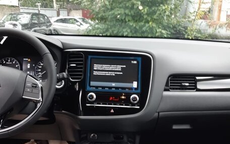 Mitsubishi Outlander III рестайлинг 3, 2020 год, 3 500 000 рублей, 3 фотография