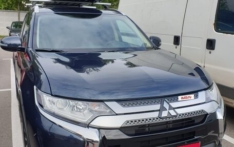 Mitsubishi Outlander III рестайлинг 3, 2020 год, 3 500 000 рублей, 2 фотография