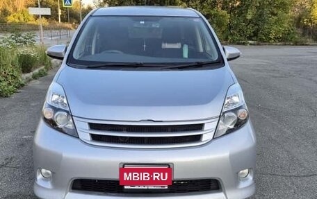 Toyota ISis I, 2014 год, 1 600 000 рублей, 2 фотография