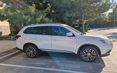 Mitsubishi Outlander III рестайлинг 3, 2018 год, 2 000 000 рублей, 3 фотография