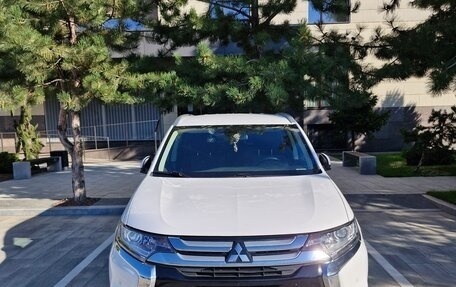 Mitsubishi Outlander III рестайлинг 3, 2018 год, 2 000 000 рублей, 2 фотография