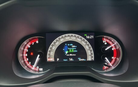 Toyota RAV4, 2021 год, 3 800 000 рублей, 8 фотография