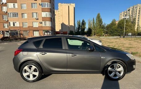 Opel Astra J, 2011 год, 900 000 рублей, 2 фотография