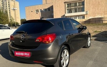 Opel Astra J, 2011 год, 900 000 рублей, 3 фотография