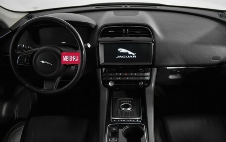 Jaguar F-Pace, 2016 год, 2 390 000 рублей, 12 фотография