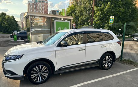Mitsubishi Outlander III рестайлинг 3, 2020 год, 2 650 000 рублей, 1 фотография