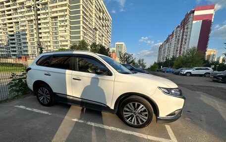 Mitsubishi Outlander III рестайлинг 3, 2020 год, 2 650 000 рублей, 5 фотография