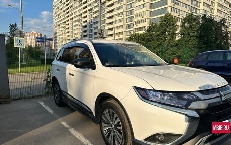Mitsubishi Outlander III рестайлинг 3, 2020 год, 2 650 000 рублей, 6 фотография