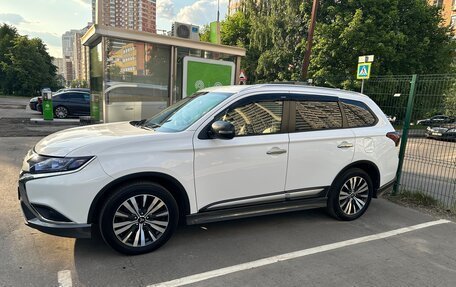 Mitsubishi Outlander III рестайлинг 3, 2020 год, 2 650 000 рублей, 4 фотография