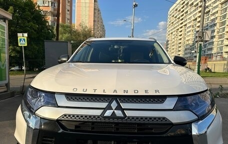 Mitsubishi Outlander III рестайлинг 3, 2020 год, 2 650 000 рублей, 3 фотография