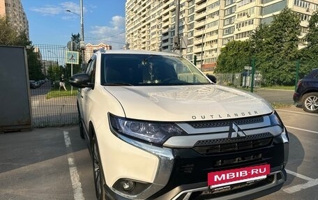 Mitsubishi Outlander III рестайлинг 3, 2020 год, 2 650 000 рублей, 2 фотография