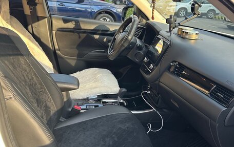 Mitsubishi Outlander III рестайлинг 3, 2020 год, 2 650 000 рублей, 16 фотография