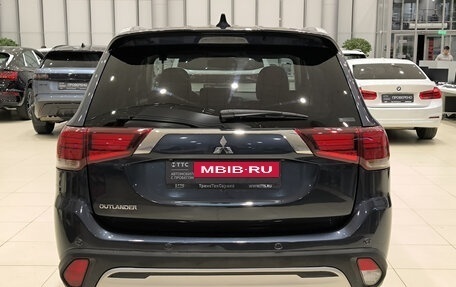 Mitsubishi Outlander III рестайлинг 3, 2020 год, 2 540 000 рублей, 10 фотография