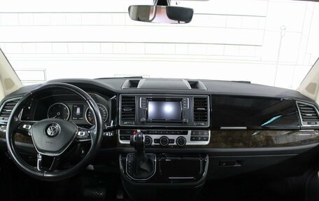 Volkswagen Multivan T6 рестайлинг, 2018 год, 4 300 000 рублей, 17 фотография