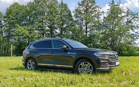 Volkswagen Touareg III, 2019 год, 3 180 000 рублей, 2 фотография