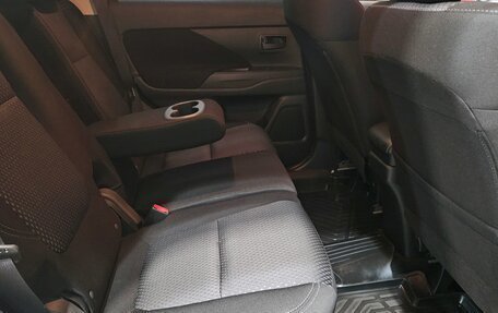 Mitsubishi Outlander III рестайлинг 3, 2019 год, 1 899 000 рублей, 13 фотография