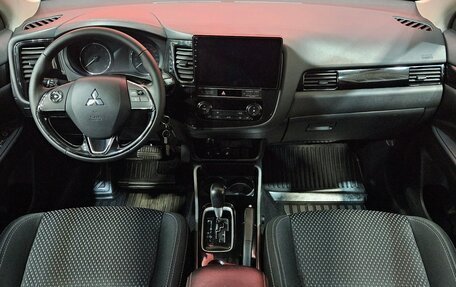 Mitsubishi Outlander III рестайлинг 3, 2019 год, 1 899 000 рублей, 9 фотография