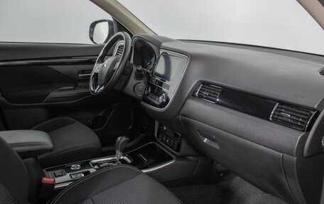 Mitsubishi Outlander III рестайлинг 3, 2018 год, 1 900 000 рублей, 9 фотография