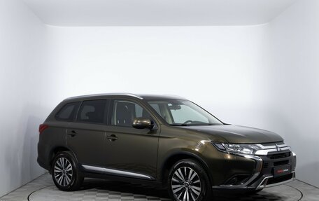 Mitsubishi Outlander III рестайлинг 3, 2018 год, 1 900 000 рублей, 3 фотография