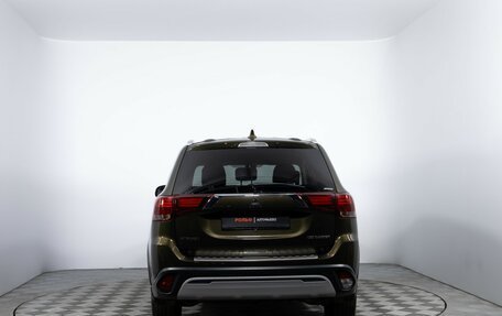 Mitsubishi Outlander III рестайлинг 3, 2018 год, 1 900 000 рублей, 6 фотография
