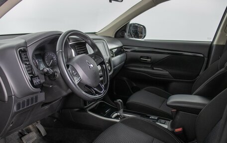 Mitsubishi Outlander III рестайлинг 3, 2018 год, 1 900 000 рублей, 10 фотография