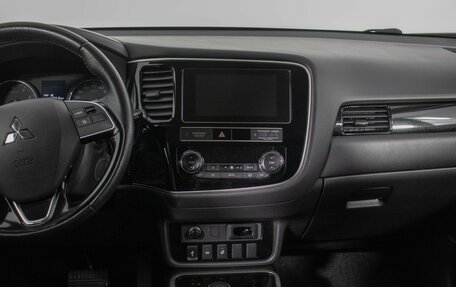 Mitsubishi Outlander III рестайлинг 3, 2018 год, 1 900 000 рублей, 14 фотография