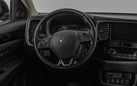 Mitsubishi Outlander III рестайлинг 3, 2018 год, 1 900 000 рублей, 15 фотография