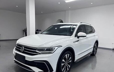 Volkswagen Tiguan II, 2021 год, 3 200 000 рублей, 1 фотография