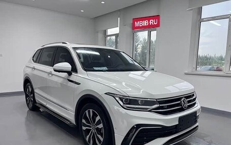 Volkswagen Tiguan II, 2021 год, 3 200 000 рублей, 3 фотография