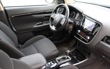 Mitsubishi Outlander III рестайлинг 3, 2020 год, 2 000 000 рублей, 6 фотография