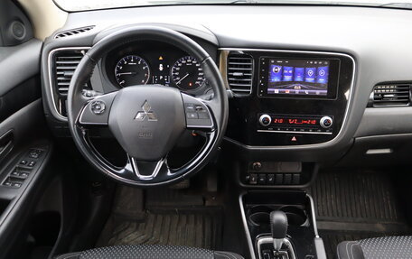 Mitsubishi Outlander III рестайлинг 3, 2020 год, 2 000 000 рублей, 9 фотография