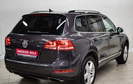 Volkswagen Touareg III, 2011 год, 1 820 000 рублей, 4 фотография