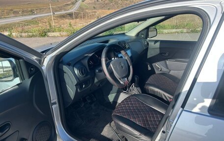 Renault Logan II, 2018 год, 880 000 рублей, 11 фотография