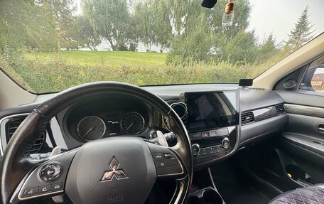 Mitsubishi Outlander III рестайлинг 3, 2015 год, 1 850 000 рублей, 9 фотография