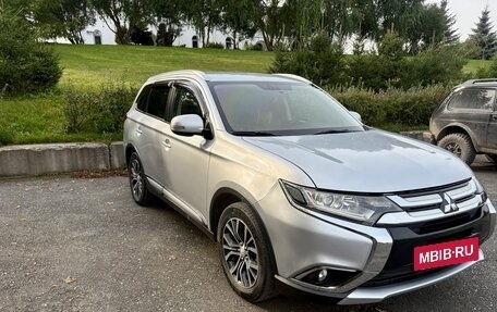 Mitsubishi Outlander III рестайлинг 3, 2015 год, 1 850 000 рублей, 3 фотография