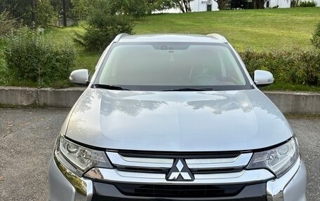 Mitsubishi Outlander III рестайлинг 3, 2015 год, 1 850 000 рублей, 2 фотография
