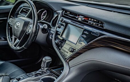 Toyota Camry, 2018 год, 2 285 000 рублей, 20 фотография