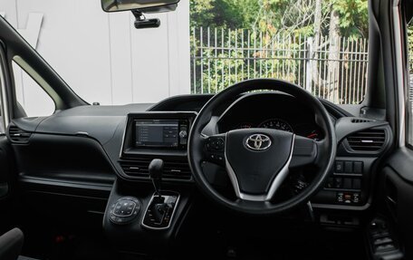 Toyota Noah III, 2019 год, 2 129 000 рублей, 6 фотография